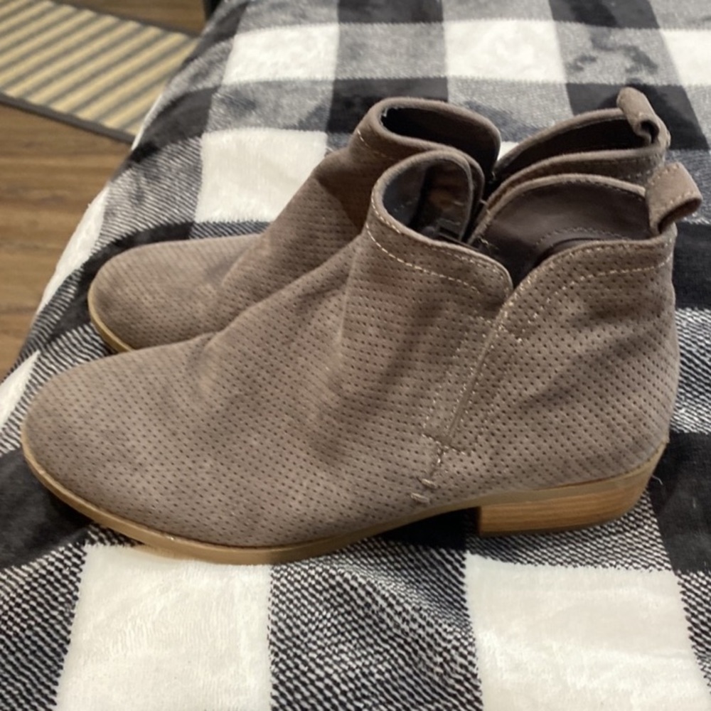 Universal Thread Booties - Picture 2 of 8